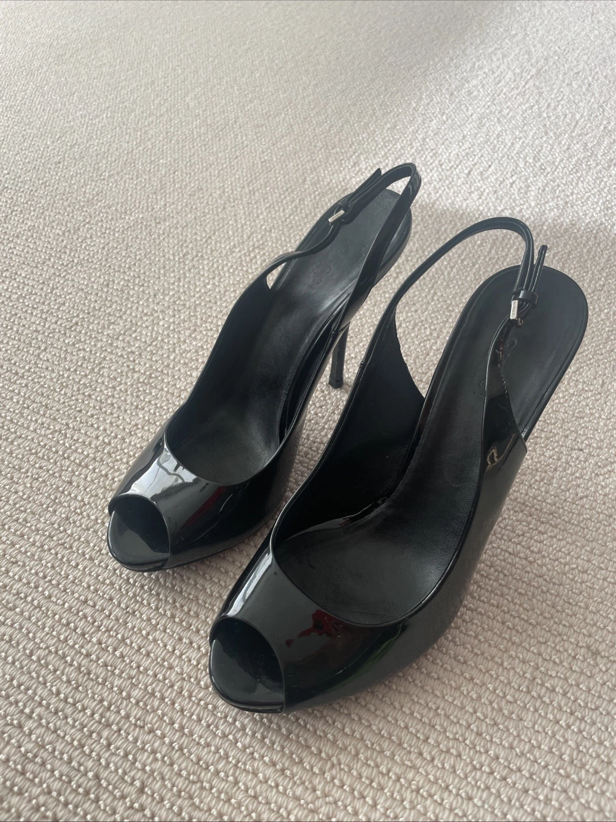 Chaussures Gucci noires cuir verni bout ouvert talon haut os Italie