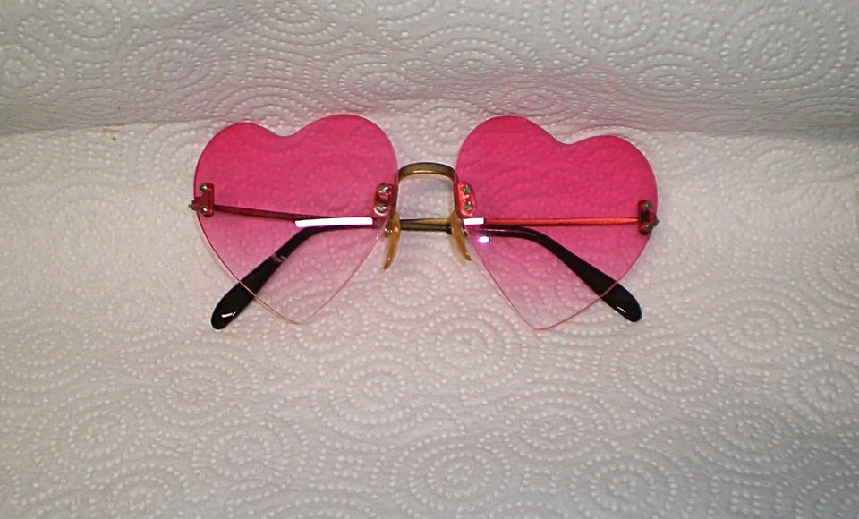 Gafas de sol rosa vintage en forma de corazón Foto 2 de 4