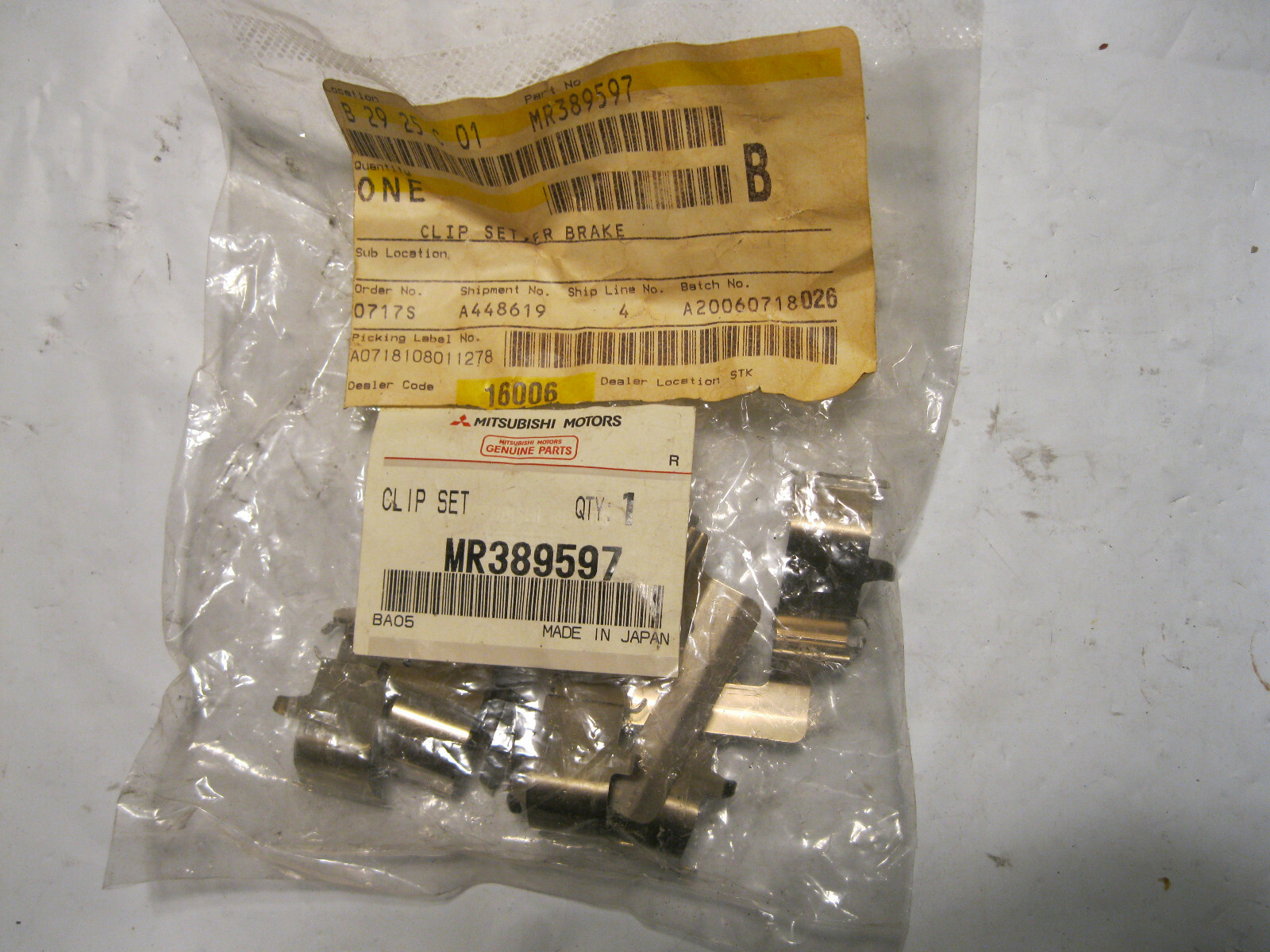 Genuine Mitsubishi OEM MR389597 Disc Brake Pad Retaining Clip Kit 