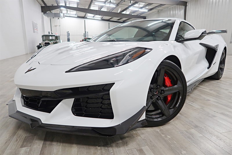 2024 Arctic White Chevrolet Corvette   | C8 Corvette Photo 2