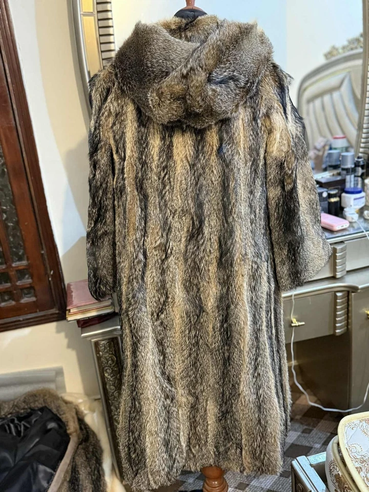 Abrigo de piel de zorro gris real vintage largo con capucha | Gris plata natural real Foto 2 de 4