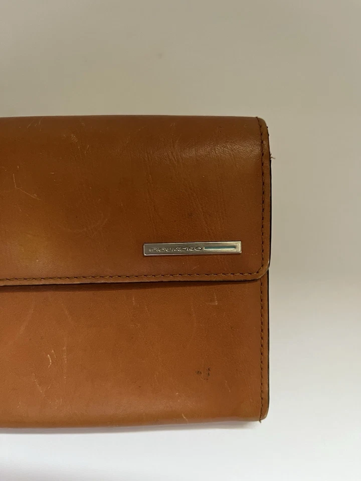 Бумажник женский PIQUADRO мягкий итальянский кожаный - коньячный 6,25 дюйма x 4,5 дюйма на кнопке - Изображение 3 из 4