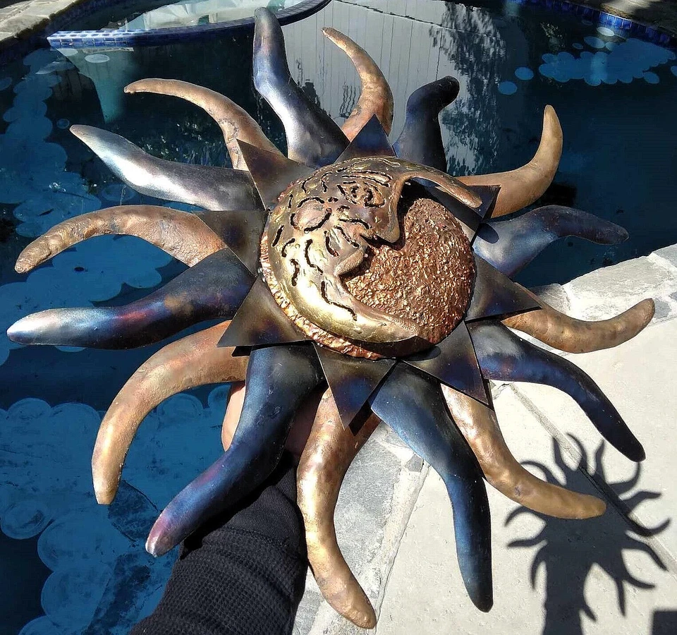 Hermosa escultura de cara celestial hecha a mano con rayos de sol y media luna de metales mixtos Foto 4 de 4