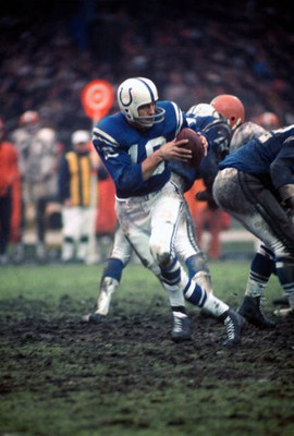 Quarterback Johnny Unitas Of The Baltimore Colts Drops Back 1971 NFL OLD PHOTO 7