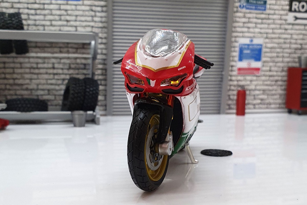Ducati 1098S - White/Red/Green 1:18 Scale Motorcycle | eBay Ducati 1098S - White/Red/Green 1:18 Scale Motorcycle | eBay