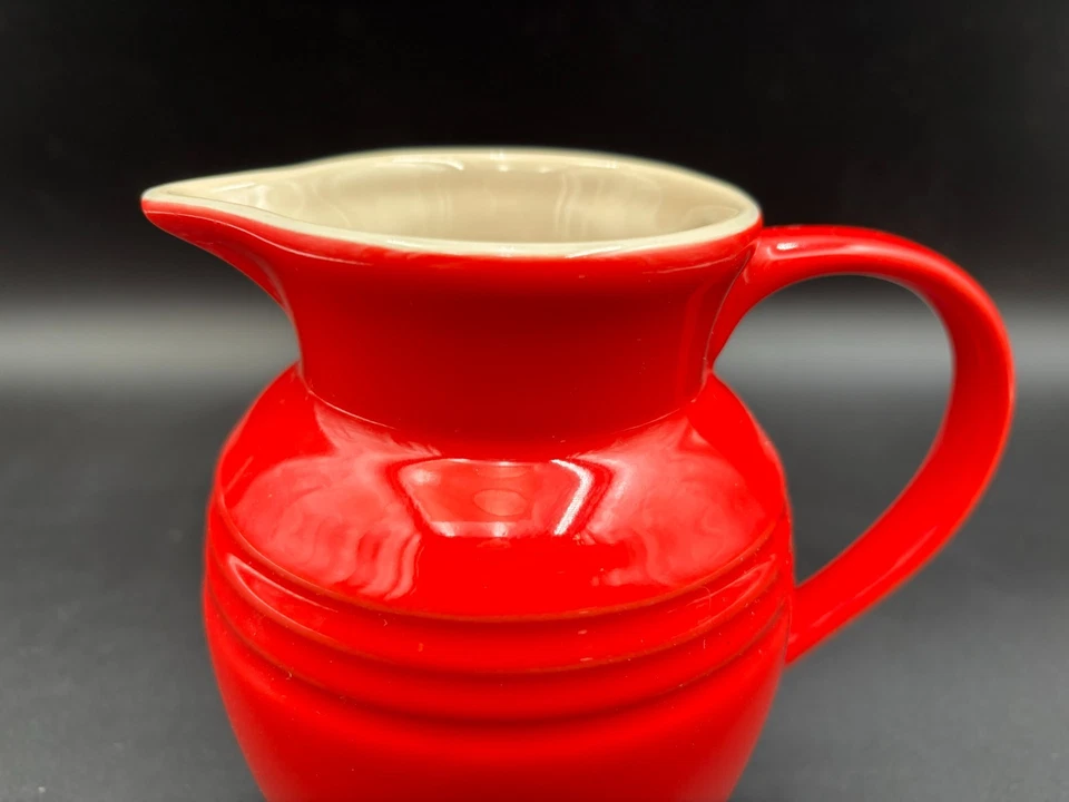 Gres Le Creuset Rojo Cerise Ombre ~ Jarra / Crema ~ 10-24 ~ 5 3/4" de Alto Foto 2 de 4