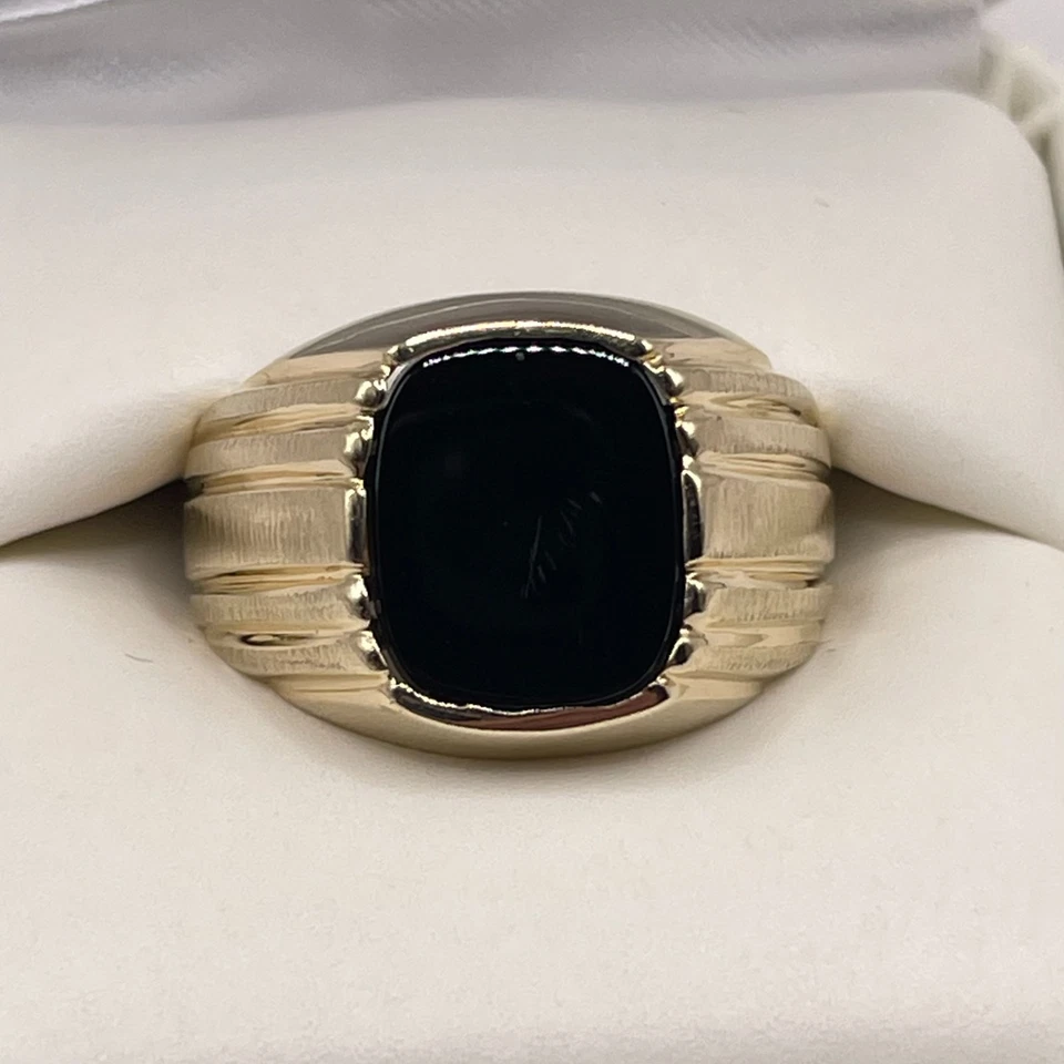 МУЖСКОЕ КОЛЬЦО ИЗ ЖЕЛТОГО ЗОЛОТА 14 КАРАТ С ЧЕРНЫМ ОНИКСОМ И ДРАГОЦЕННЫМИ КАМНЯМИ РАЗМЕР 10 5,0 ГРАММА С КОРОБКОЙ - Изображение 3 из 4