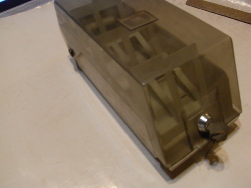 unbranded 3 1/2" floppy disk case with key, key is bent and lid is cracked - Picture 2 of 4