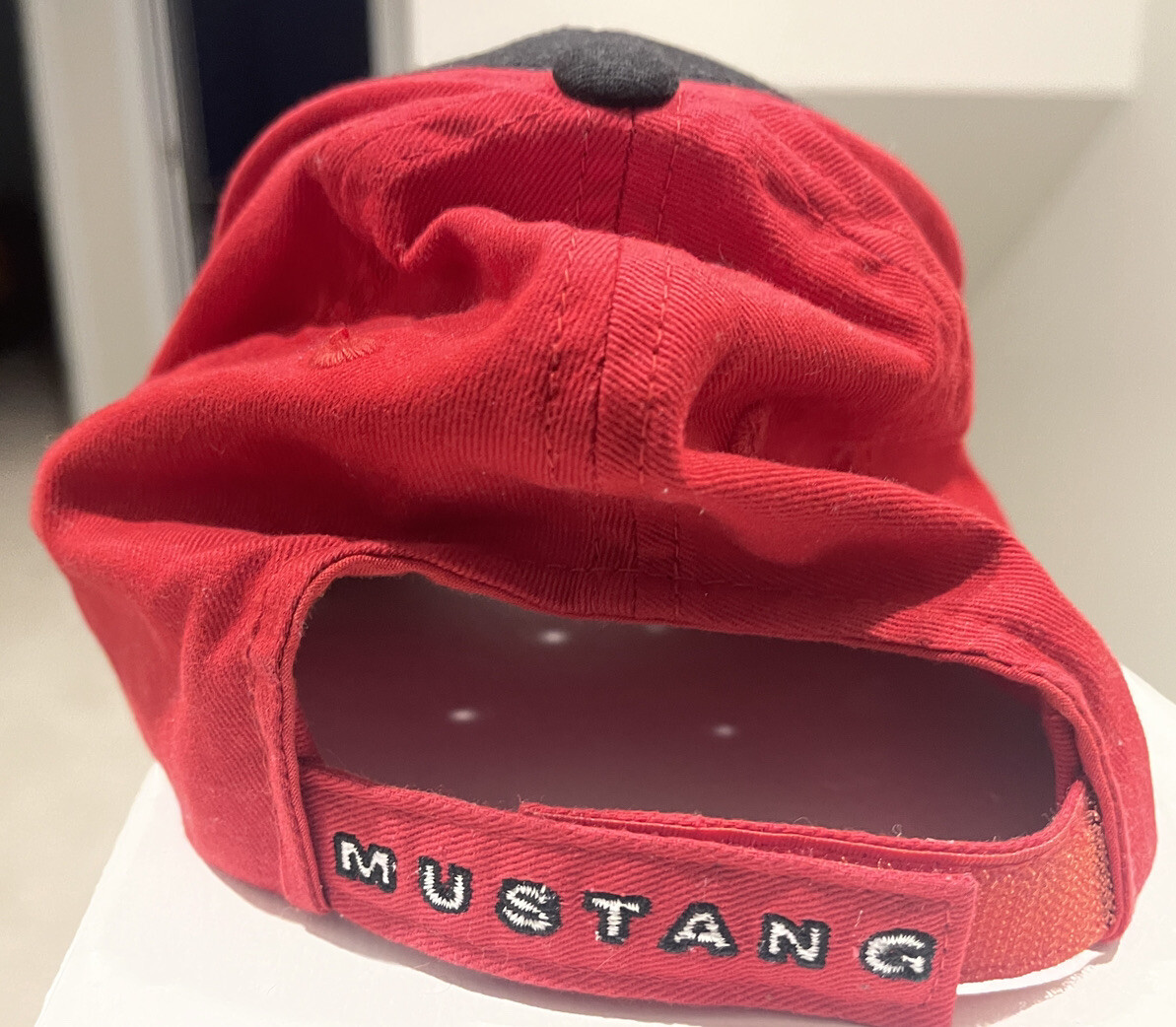 Cappello Berretto Ford Mustang Nero e Rosso con Emblema Tri Bar Pony e Striscia Racing