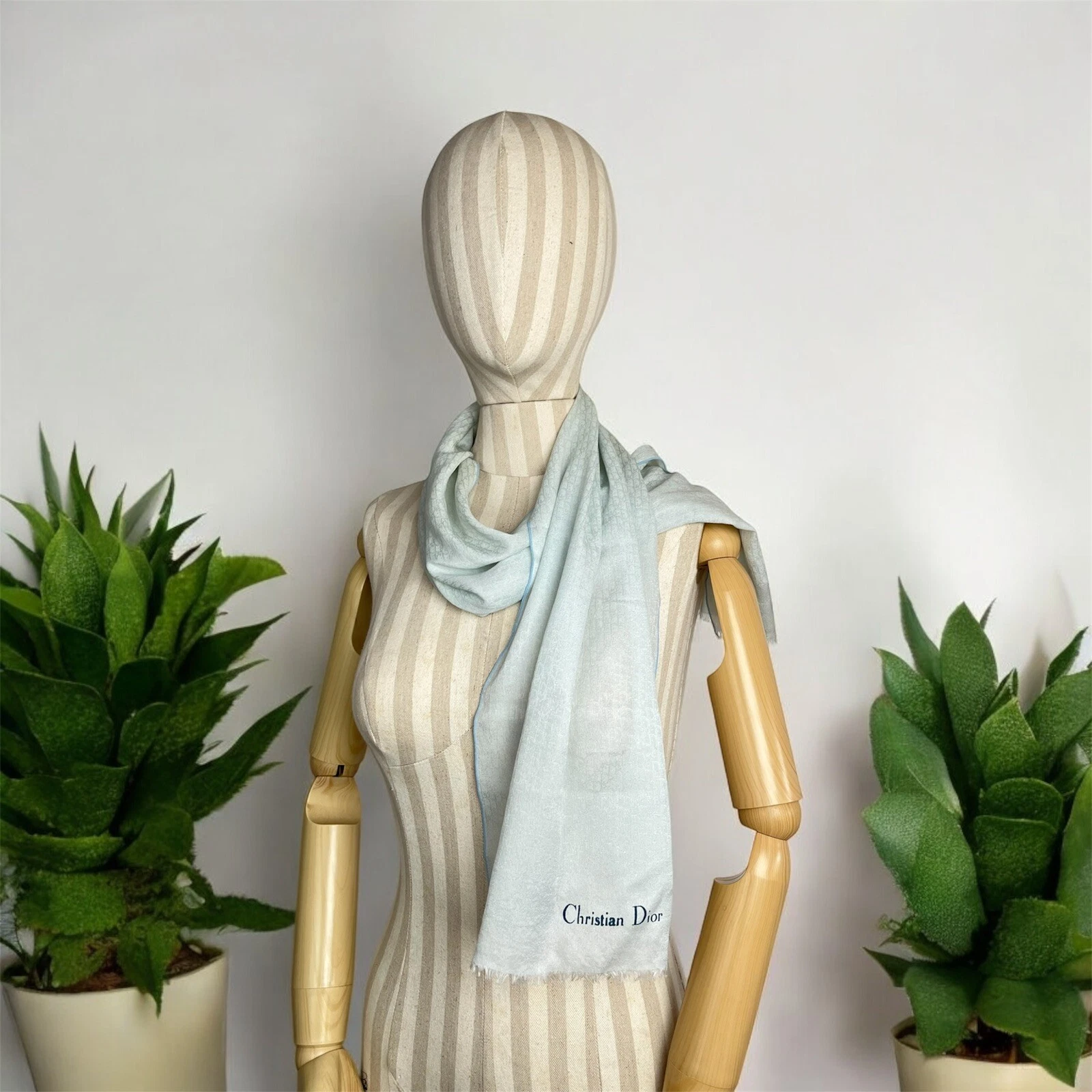 Foulard vintage Christian Dior col femme bleu clair motif monogrammé