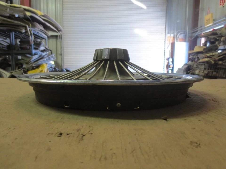 Oldsmobile F85 1967 67 Cutlass tapacubos cubierta de rueda radios de alambre 14" fabricante de equipos originales usado 4001 Foto 3 de 4