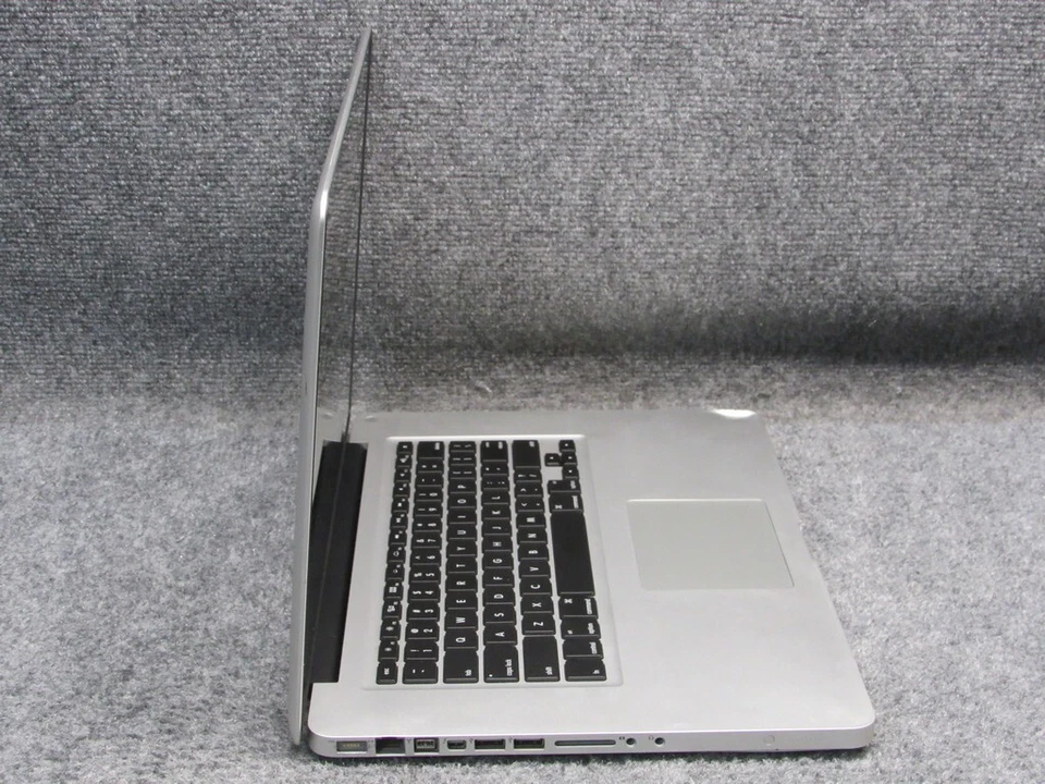 Laptop Apple A1286 MacBook Pro 15" Intel Core i7-620M 2.66GHz 4GB RAM 500GB HDD Foto 3 de 4