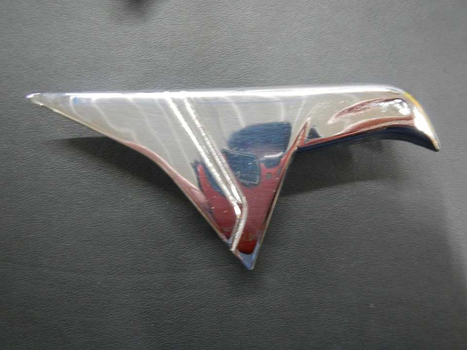 Buick Skylark 1965 guardabarros emblemas de pájaro guardabarros delantero pájaros 65 GS par con tuercas Foto 4 de 4