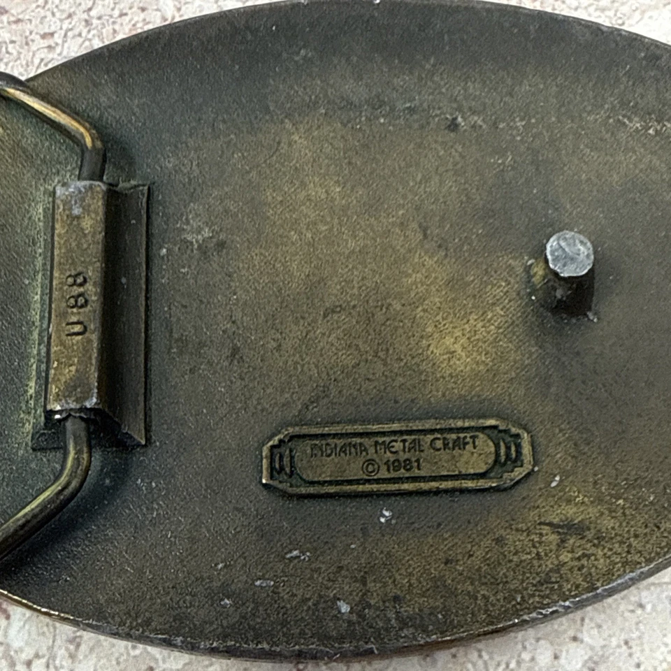 Hebilla de cinturón de latón vintage Texas Armadillo con respaldo de esmalte verde. Artesanía de metal Foto 3 de 4