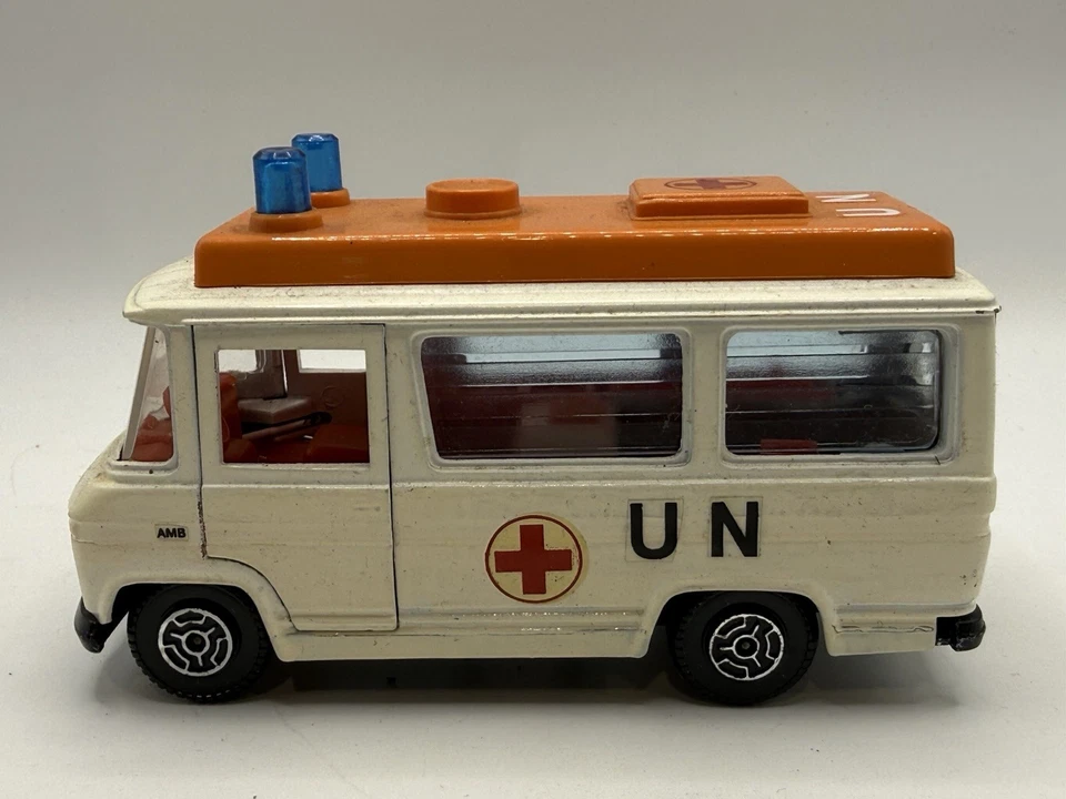 Ambulancia Guisval Mercedes Benz furgoneta de juguete vintage hecha en España modelo diecast Foto 2 de 4