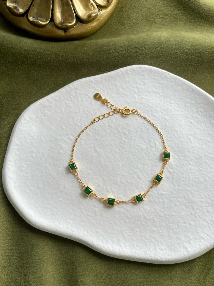 Brazalete de cadena ajustable con esmeralda simulada princesa de 6 quilates chapado en oro amarillo de 14 quilates Foto 2 de 4