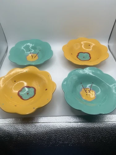 Vintage JULIE SANDERS Cyclamen 4 Bowl Set. Two teal and two yellow rare item ￼