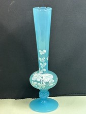 petit vase en opaline bleu et fleurs blanches, pied douche