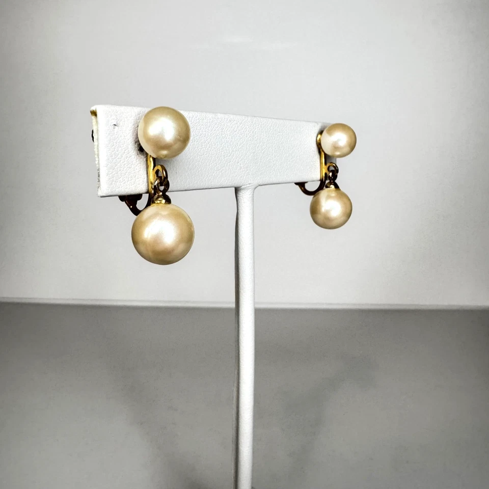 Pendientes colgantes vintage de perlas de imitación Marvella atornillados tono dorado Foto 3 de 4