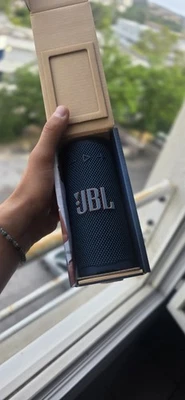 JBL - Enceinte Bluetooth Compacte Grip Etanche et résistante à la poussière Noir - Photo 1/3