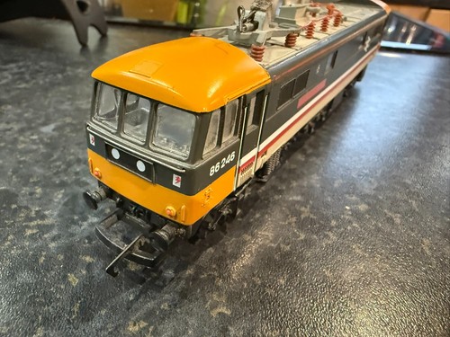 HORNBY R800 BR CLASS 86246 ELECTRIC LOCO ROYAL ANGLIAN REGIMENT RUNS /NO PANTO. - Foto 3 di 7