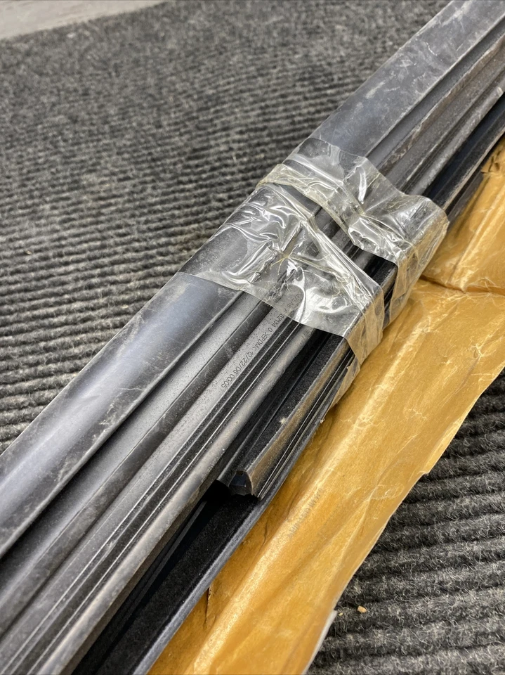 Mopar 5074561AB WEATHERSTRIP-Puerta delantera de vidrio 2007-2008 Chrysler Sebring Foto 3 de 4