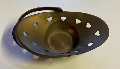 Petit Panier en Laiton décor Coeurs - Objet de vitrine ou fourre-tout - Photo 1/3