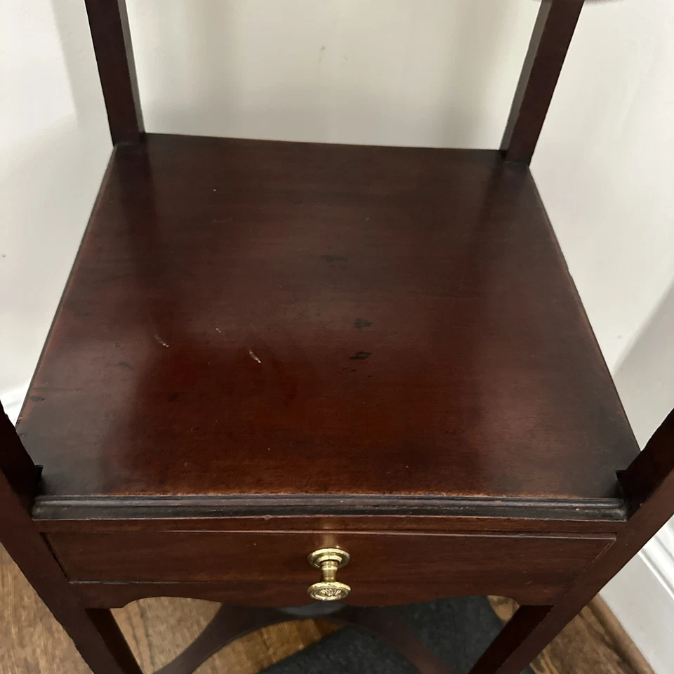 Mesa auxiliar de caoba georgiana Foto 4 de 4