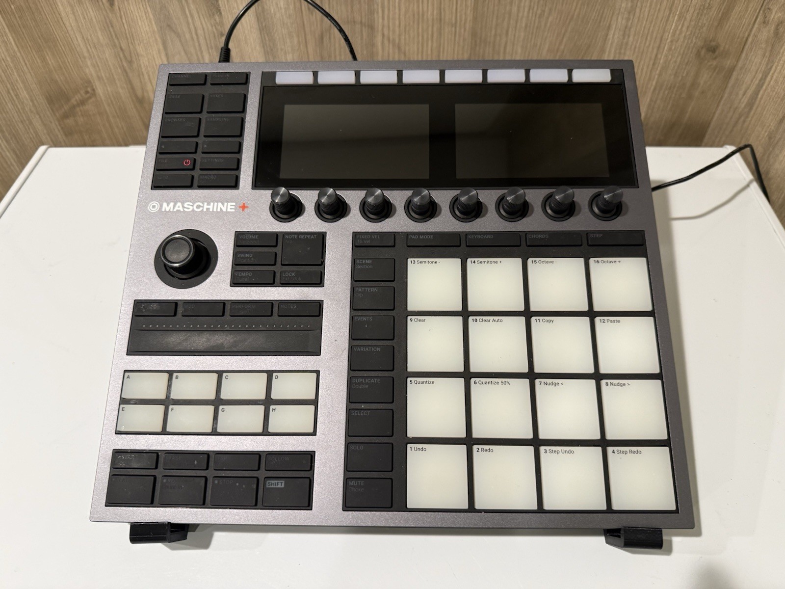Native Instruments Maschine Plus HW Standalone Production Performance Instrument