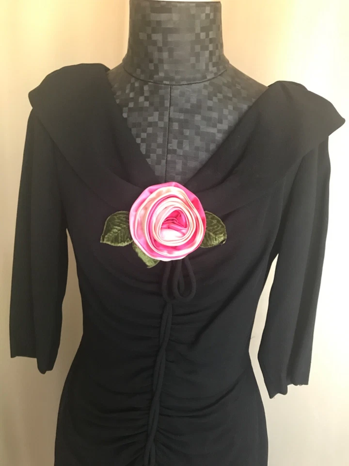 Vestido negro UGWU hecho a mano vintage años 50 con seda rosa rosa Foto 2 de 4