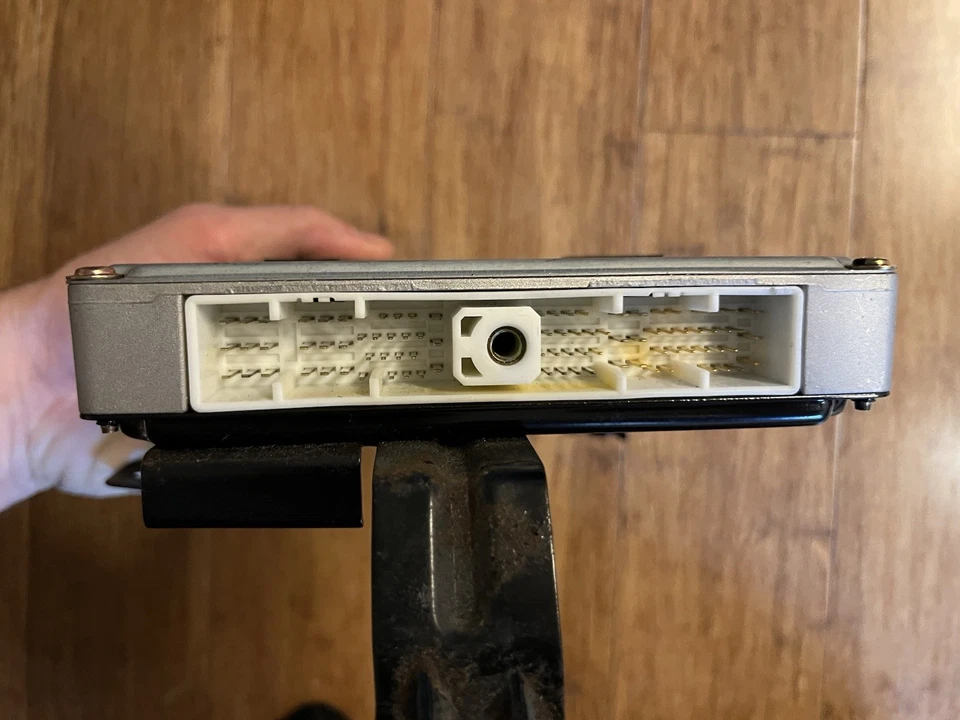 Nissan D21 1996 1997 camioneta 2,4 L M/T ecu módulo de control del motor Mecm-B111 Foto 3 de 4