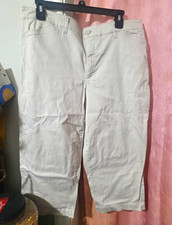 Gloria Vanderbilt Khaki Ursula Bermuda Shorts Women  s 14 Beige Pockets Button