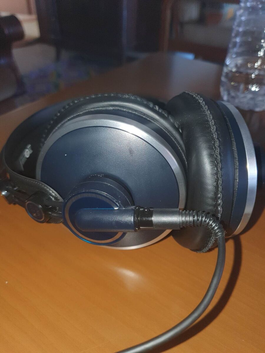 AKG K271 MKII Closed-back Studio and Live Headphones with AKG K271 MKII Closed-back Studio and Live Headphones with