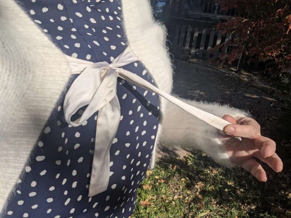 Cardi Angelic Blanco Tan Suave y Esponjoso Angora Banana Republic con Sexy Cinta de Satén Foto 4 de 4