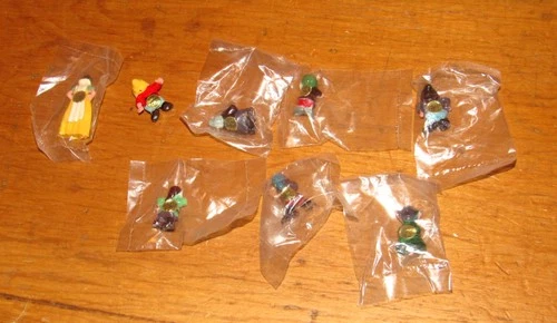 Disneykins Marx Toy Snow White and The Seven Dwarfs Tinykins 8 Figures 1961