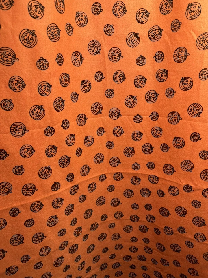 Tela de fieltro naranja de 2 yardas 39"x76" con contornos de calabaza negra y brillo dorado Foto 4 de 4