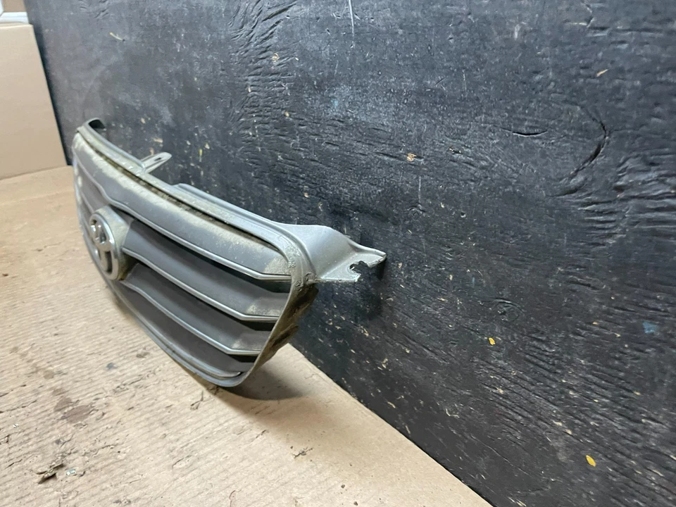 Parrilla superior delantera Toyota Corolla 2003 a 2004 OEM U6096 DG Foto 2 de 4