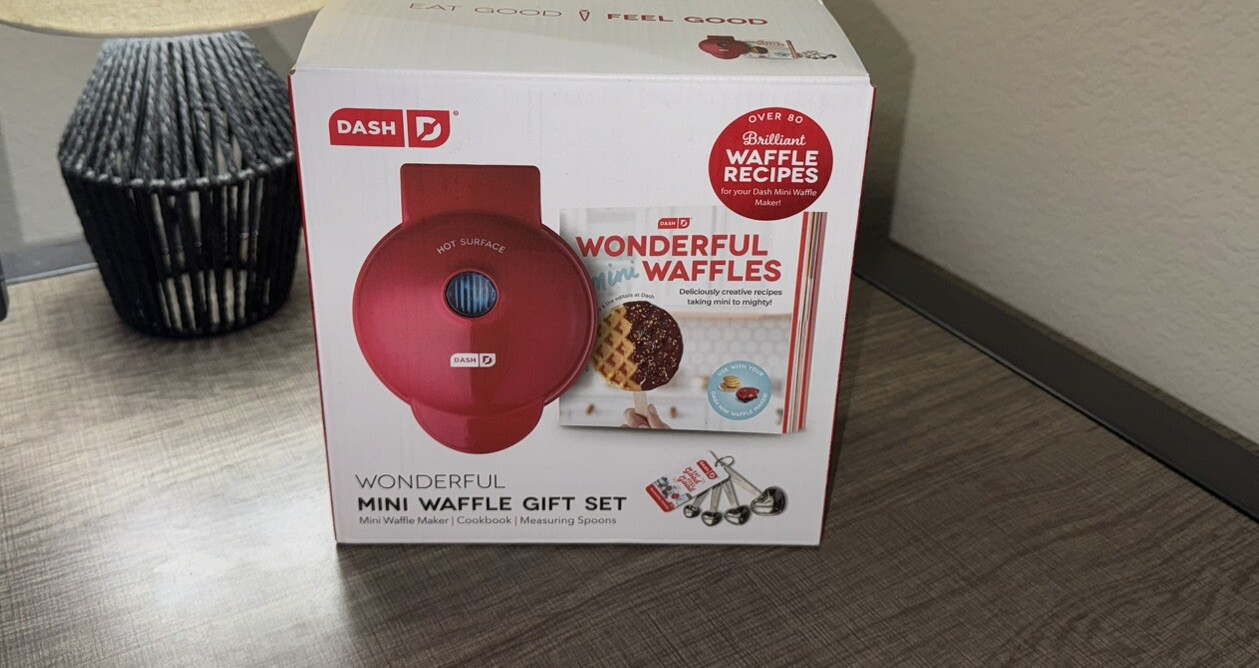 MINI WAFFLE MAKER GIFT SET/RED/RECIPE BOOK/MEASURING SPOONS-image