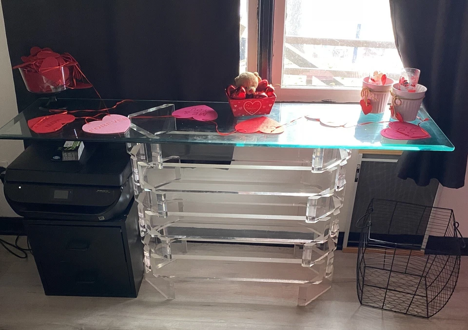 2 mesas lucite vintage MCM HOLLYWOOD REGENCY con tapas de vidrio y una lámpara a juego Foto 2 de 4