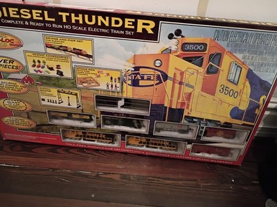 Life-Like Santa Fe HO 1:87 DC Analog Diesel Locomotive Train Starter Set 35pc