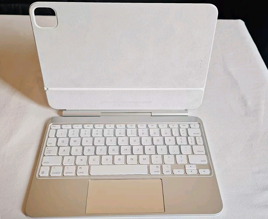 2024 Apple - Magic Keyboard for iPad Pro M4 - 11-inch, White 2024 Apple - Magic Keyboard for iPad Pro M4 - 11-inch, White