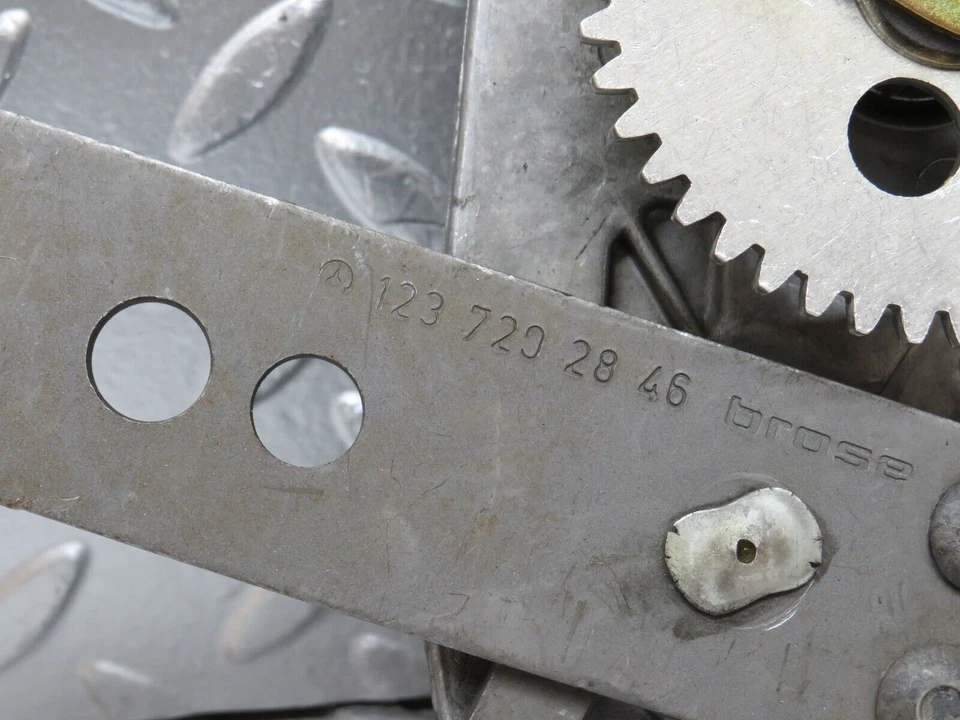 ⚙28015⚙ Mercedes-Benz W123 280E Front Right Power Window Regulator 1237202846 - Image 4 of 4