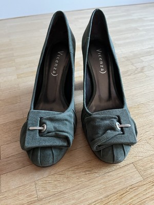 Eleganter Pumps von Vicenza  in grünem Wildleder, Gr. 36 (fällt wie 35 aus)