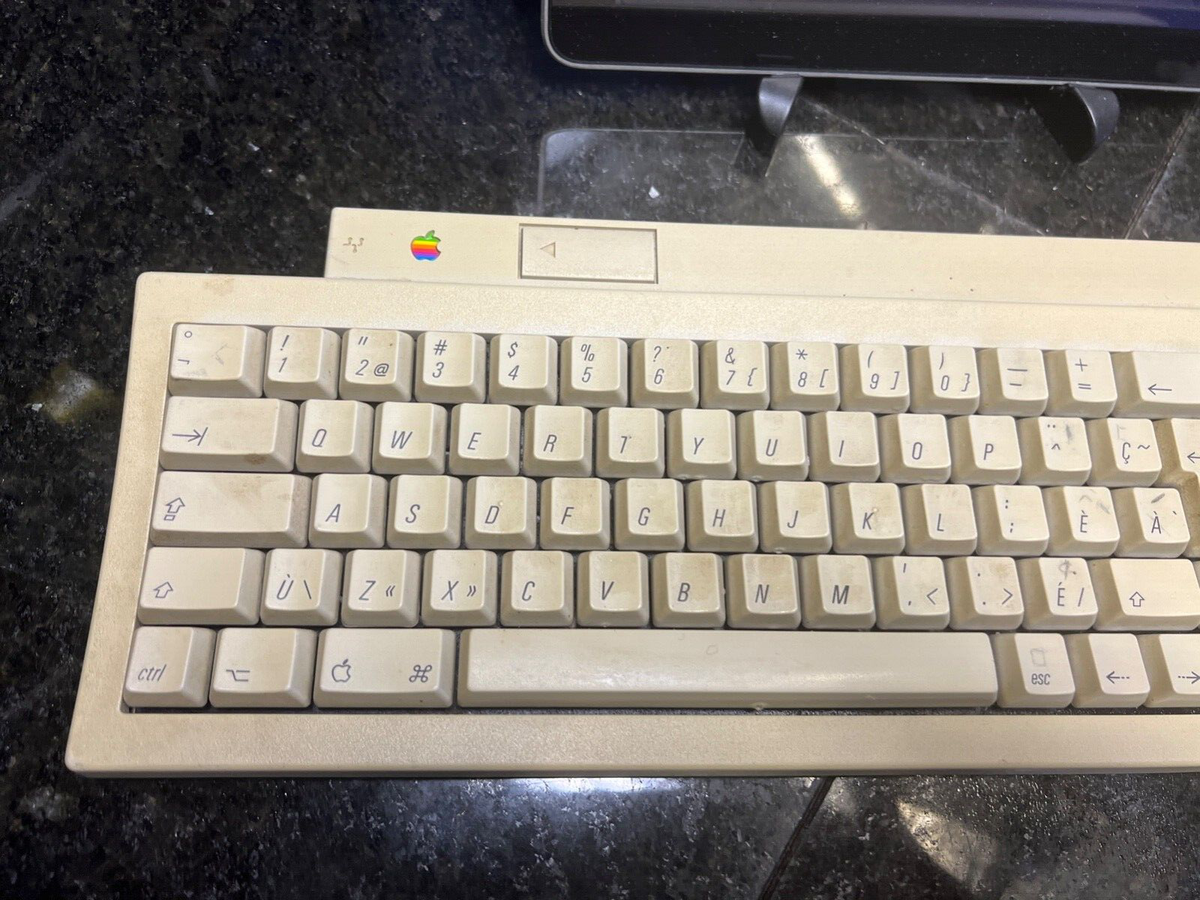 VINTAGE APPLE KEYBOARD II MODEL M0487 FRENCH - UNTESTED - NO ADB