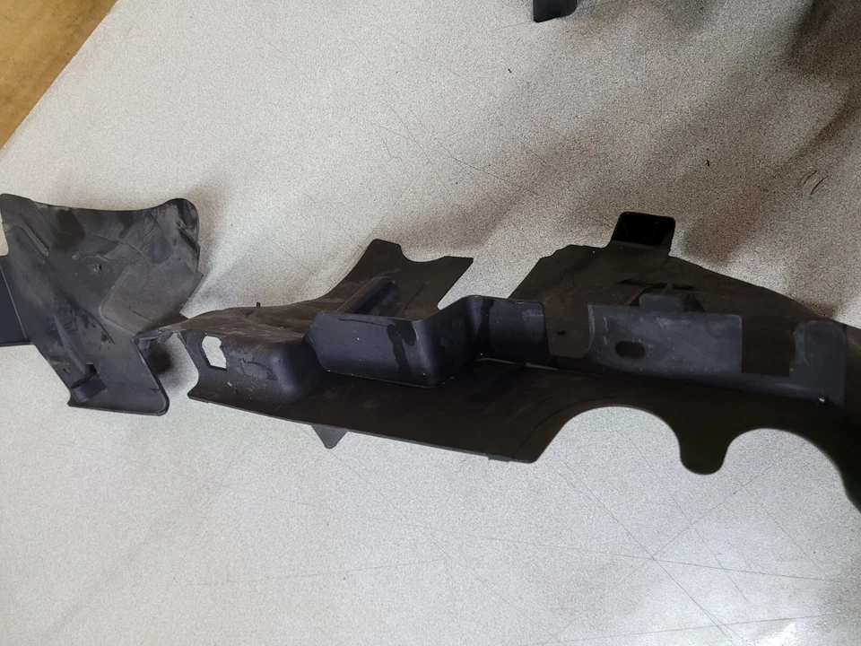 2009-2012 大众 CC 右侧收音机空气导轨气垫面板 原始设备制造商 — 第 3/3 张图片