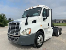 2016 Freightliner Cascadia T/A Daycab Semi Truck Tractor DD13 A/T A/R bidadoo