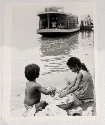 Amazon laundry Manacapuru, Brazil - L.A. Times photo - 1970 - Type 1 photo 8x10 