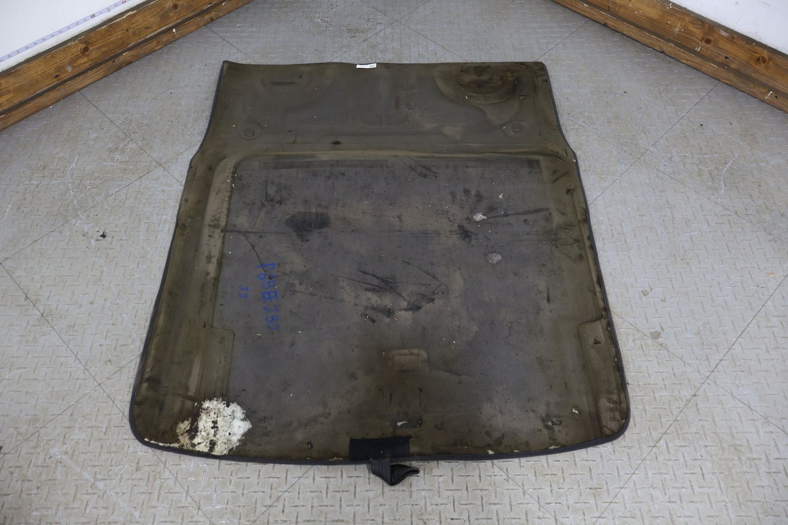 06-12 Bentley Flying Spur Inteiror Rear Trunk Floor Carpet Cleanout (Dark Gray)