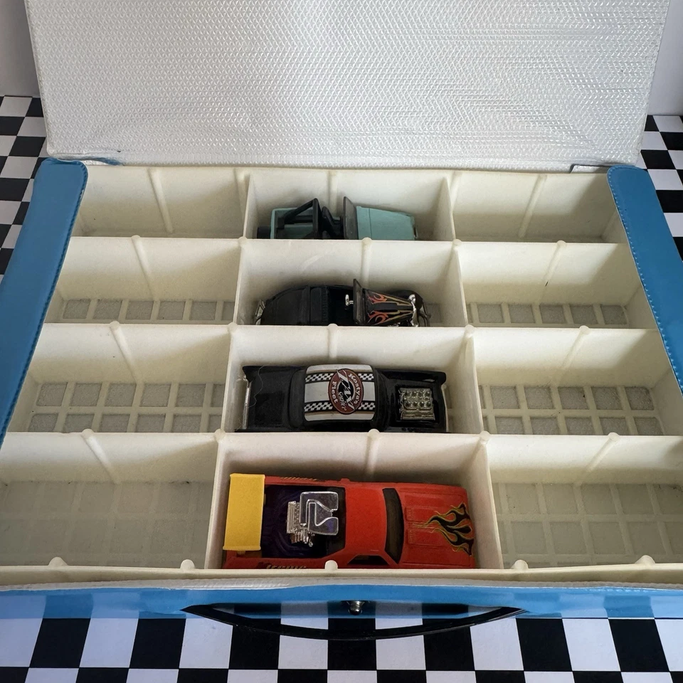Vintage Hot Wheels MATTEL FLYING COLORS 12 CAR CASE with 4 Cars‼️ - Image 4 of 4