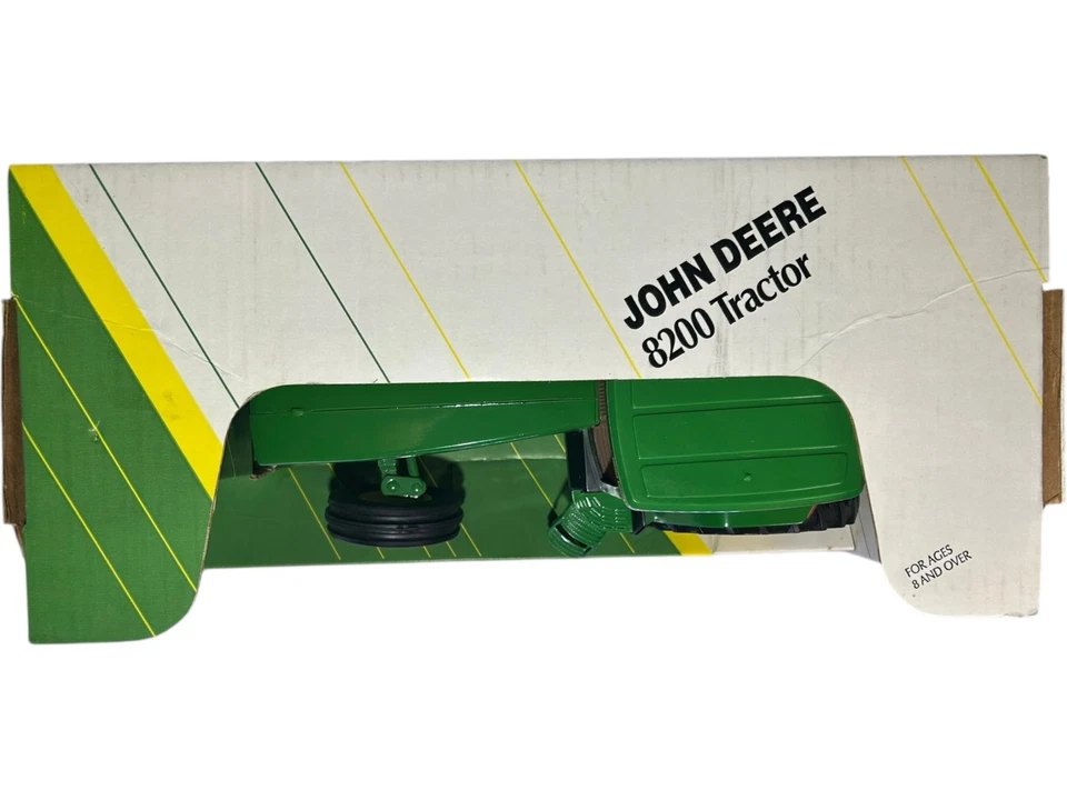 VTG ERTL John Deere 8200 Farm Tractor 1/16 1995 NIB - Image 4 of 4